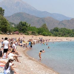 300 bin İngiliz turistin beklendiği Antalya'ya sezonda 2 bin İngiliz turist geldi