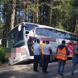 35 yolcusu bulunan otobüs, uçurum kenarında asılı kaldı