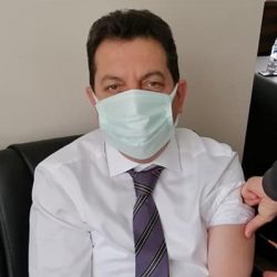 48 yaşındaki AKP’li belediye başkanı, başhekimi makamına getirerek aşı oldu
