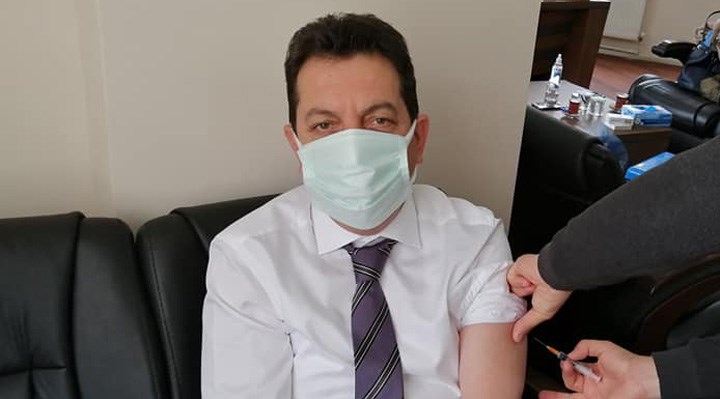 48 yaşındaki AKP’li belediye başkanı, başhekimi makamına getirerek aşı oldu