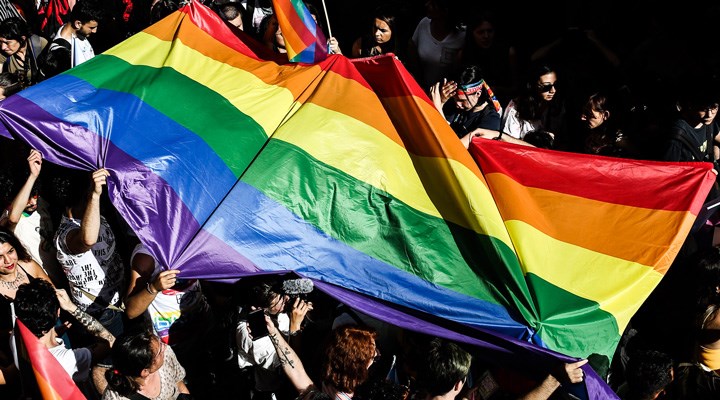 AB, eşcinsel haklarını ihlal eden iki ülkeye yönelik yasal süreç başlattı
