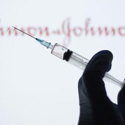 ABD’de Johnson & Johnson aşısının 'kanda pıhtılaşma' nedeniyle kullanımının durdurulması tavsiye edildi