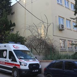 Adana'da okulda mahsur kalan 3 çocuktan biri, çıkmak isterken 2. kattan düşerek yaralandı