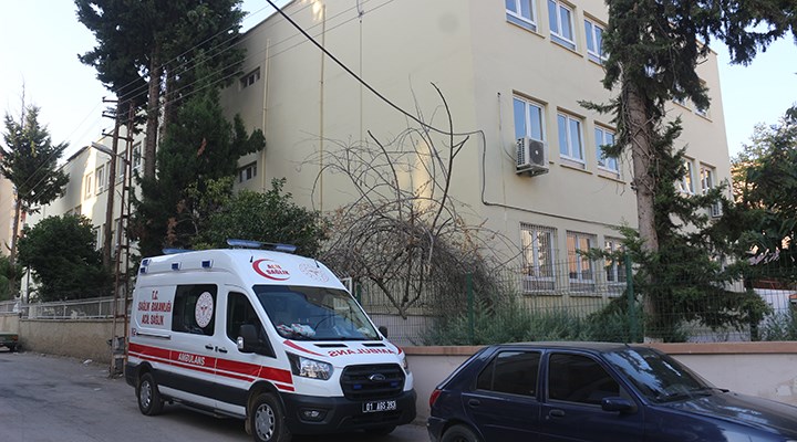 Adana'da okulda mahsur kalan 3 çocuktan biri, çıkmak isterken 2. kattan düşerek yaralandı
