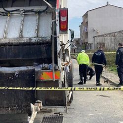 Arnavutköy Belediyesi'nin çöp kamyonunun altında kalan bisikletli hayatını kaybetti