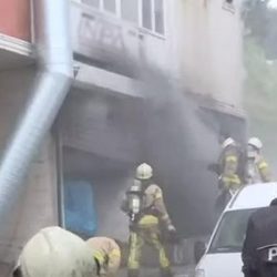 Arnavutköy'de hırdavat deposunda yangın: 4 kişi yaşamını yitirdi