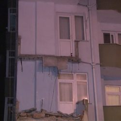 Avcılar’da 7 katlı bir binanın iki balkonu çöktü