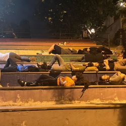 “Barınamıyoruz” diyen öğrenciler isyan etti: Parkta yattılar
