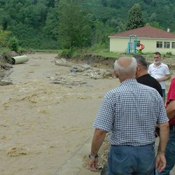 Düzce valisi Atay, sel mağduru köyde CHP’li Tanal ile karşılaşınca bölgeyi terk etti