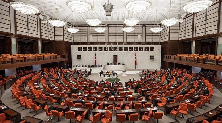 Emekliye 2 bin liralık bayram ikramiyesi teklifi, AKP ve MHP oylarıyla reddedildi