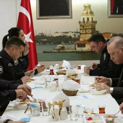 Erdoğan ve Soylu, İçişleri'nin genelgesine uymadı: Çengelköy Polis Merkezi'nde iftar