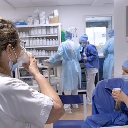 Fransa’da aşı olmayan 3 bin sağlık çalışanı işten uzaklaştırıldı