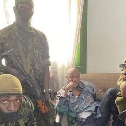 Gine'de darbeci askerler Cumhurbaşkanının ellerinde olduğunu öne sürdü