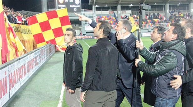 Göztepe-Beşiktaş maçında Emniyet Müdürü sahaya girdi
