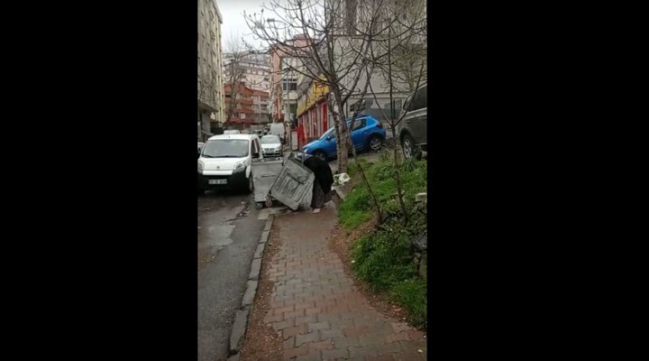 İnkar, yoksulluğu örtmüyor: Şimdi de İstanbul'da yaşlı bir yurttaş çöpte yemek ararken görüntülendi