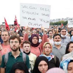 İstanbul'da aşı karşıtlarından miting: Maske ve sosyal mesafe kuralı hiçe sayıldı!
