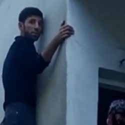 İstanbul'da hırsızlık amacıyla bir eve giren şahıs, pencerede mahsur kaldı