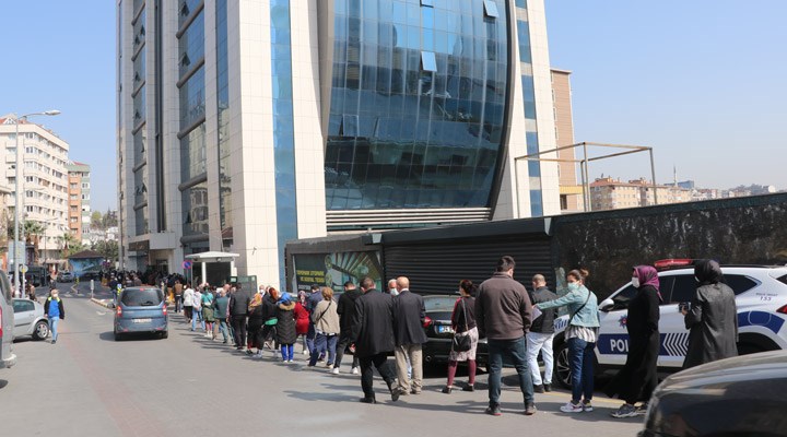 İstanbul'da kaymakamlıklar önünde 'seyahat izin belgesi' kuyruğu