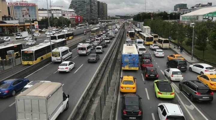 İstanbul'da kısıtlama öncesi trafik yoğunluğu yüzde 69'a çıktı