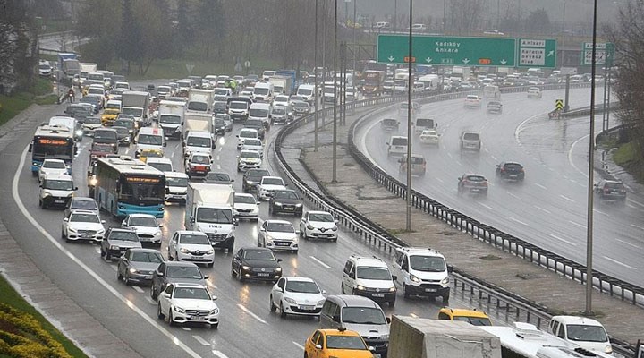 İstanbul'da yağış sonrası trafik yoğunluğu yüzde 70'lere ulaştı