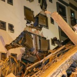İzmir'de ağır hasarlı bina yıkım esnasında çöktü: Sağlam binaya zarar verdi