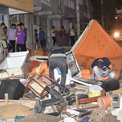 İzmir'de ev sahibinin 'evden çık' dediği kiracı, eşyaları sokağa fırlattı