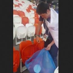 Japon taraftarlar maç sonunda tribünleri temizledi