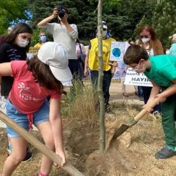 Katliam projeye karşı çocuklar ağaç dikti