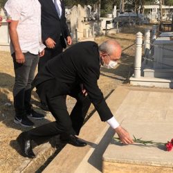Kılıçdaroğlu, Kutlu Adalı’nın mezarını ziyaret etti