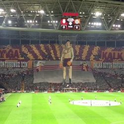 Maça bilet bulamayan 8 Galatasaraylı polis kıyafetiyle maça girmeye çalıştı