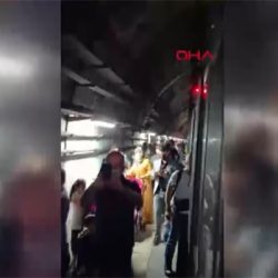 Marmaray arızalandı, yolcular raylardan yürüyerek istasyona ulaştı