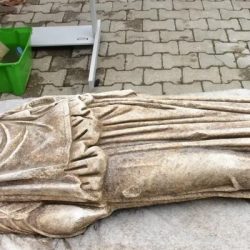 Metropolis Antik Kenti'nde 1800 yıllık kadın heykeli bulundu