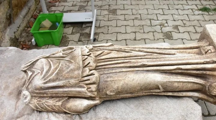Metropolis Antik Kenti'nde 1800 yıllık kadın heykeli bulundu