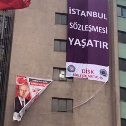 MHP Kocaeli il binasında 'İstanbul Sözleşmesi Yaşatır' pankartı