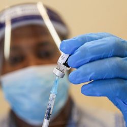 Sağlık Bakanı açıkladı: Aşı yaptırmayanlara PCR testi şartı