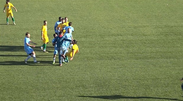 Saha görevlisinden futbolcuya saldırı