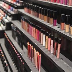 Sahte kozmetik ürünler tehlike saçıyor: 220’sinden 145’i teknik düzenlemeye aykırı çıktı