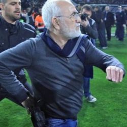 Silahla sahaya giren PAOK Başkanı, futboldan 3 yıl men edildi