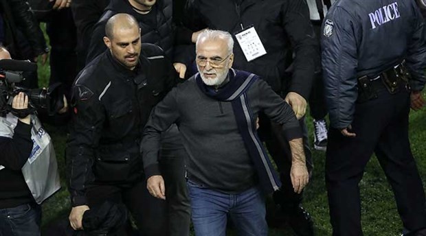 Silahla sahaya girip hakemlerin üzerine yürümüştü: PAOK Başkanı özür diledi