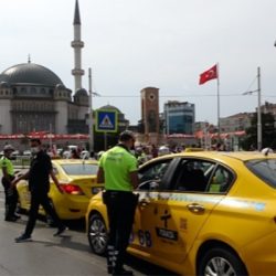 Taksim’de müşteri seçen taksicilere ceza kesildi