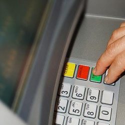 Tuzla’da ATM’lere kart kopyalama aparatı ve kamera yerleştiren 2 kişi yakalandı