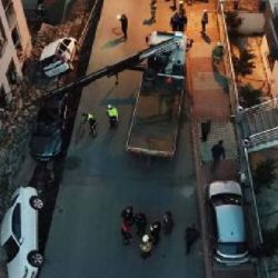 Ümraniye'de binanın istinat duvarı çöktü: 4 araç yuvarlandı