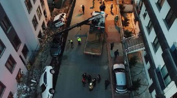 Ümraniye'de binanın istinat duvarı çöktü: 4 araç yuvarlandı